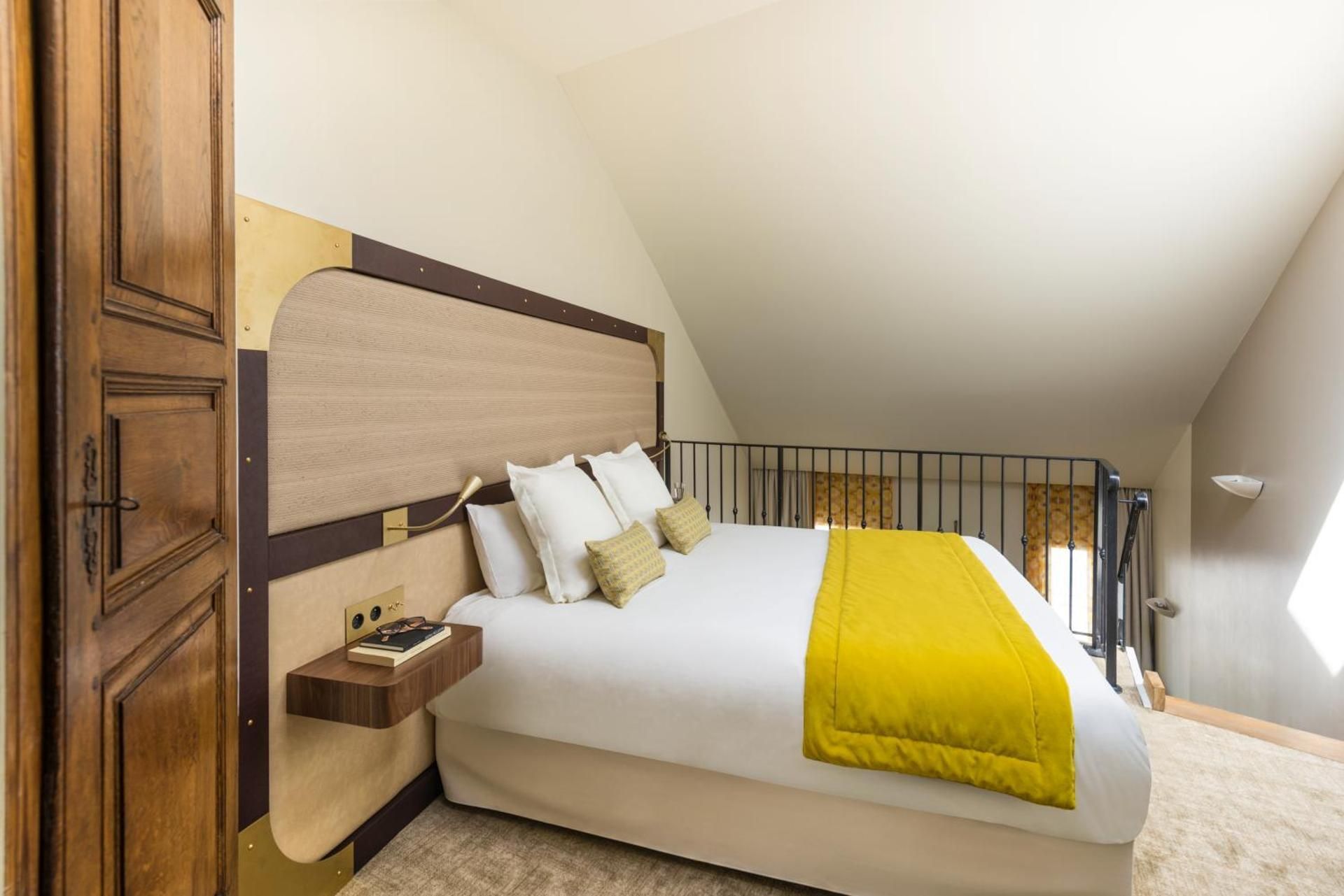 DUPLEX SUITE, 1 Queen Size Bed and 2 Single size Beds, balcony and view of the Old Port