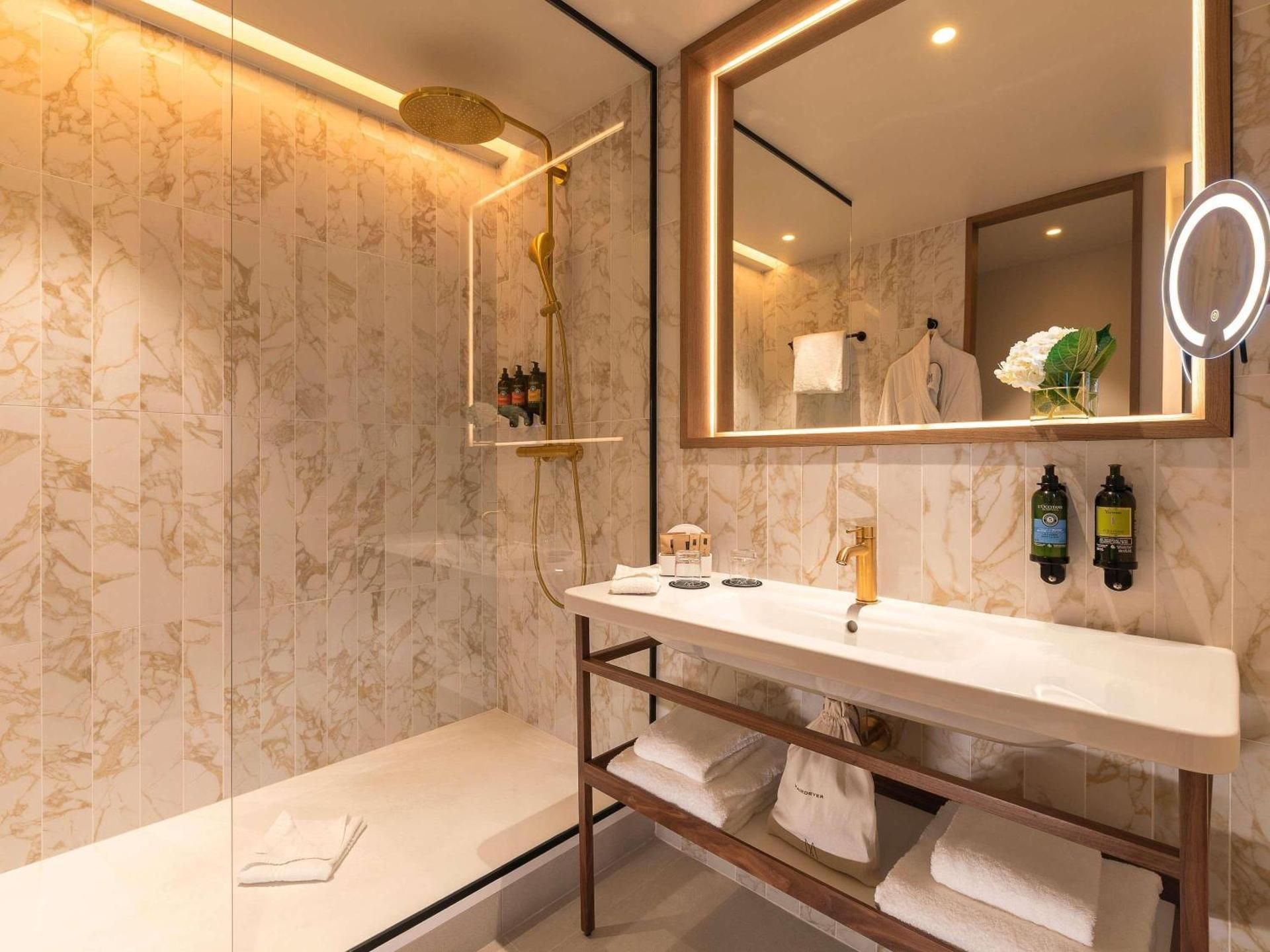 Junior Queen Suite and Sofa Bed and Street View