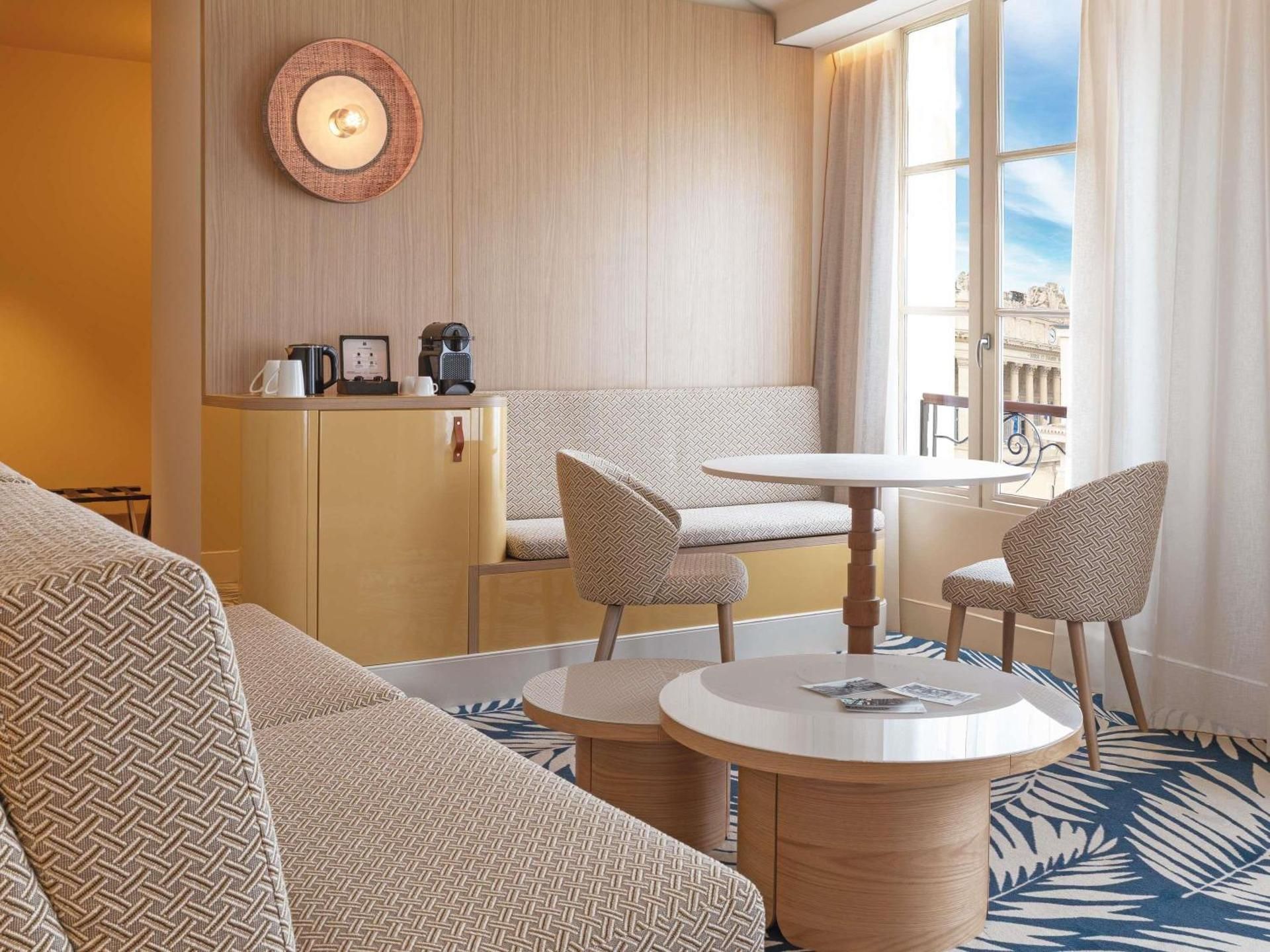 Junior Queen Suite and Sofa Bed and Street View