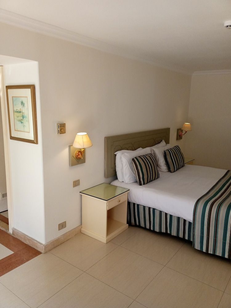 Cairo Pyramids Hotel Classic Room – Garden View 9