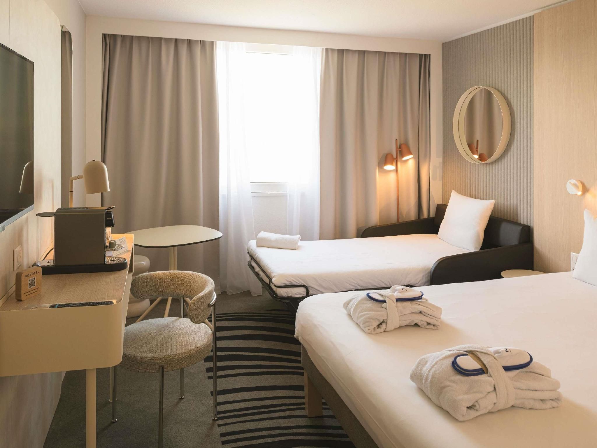 Executive Room with view of lake - queen-size b ed and a single sofa bed