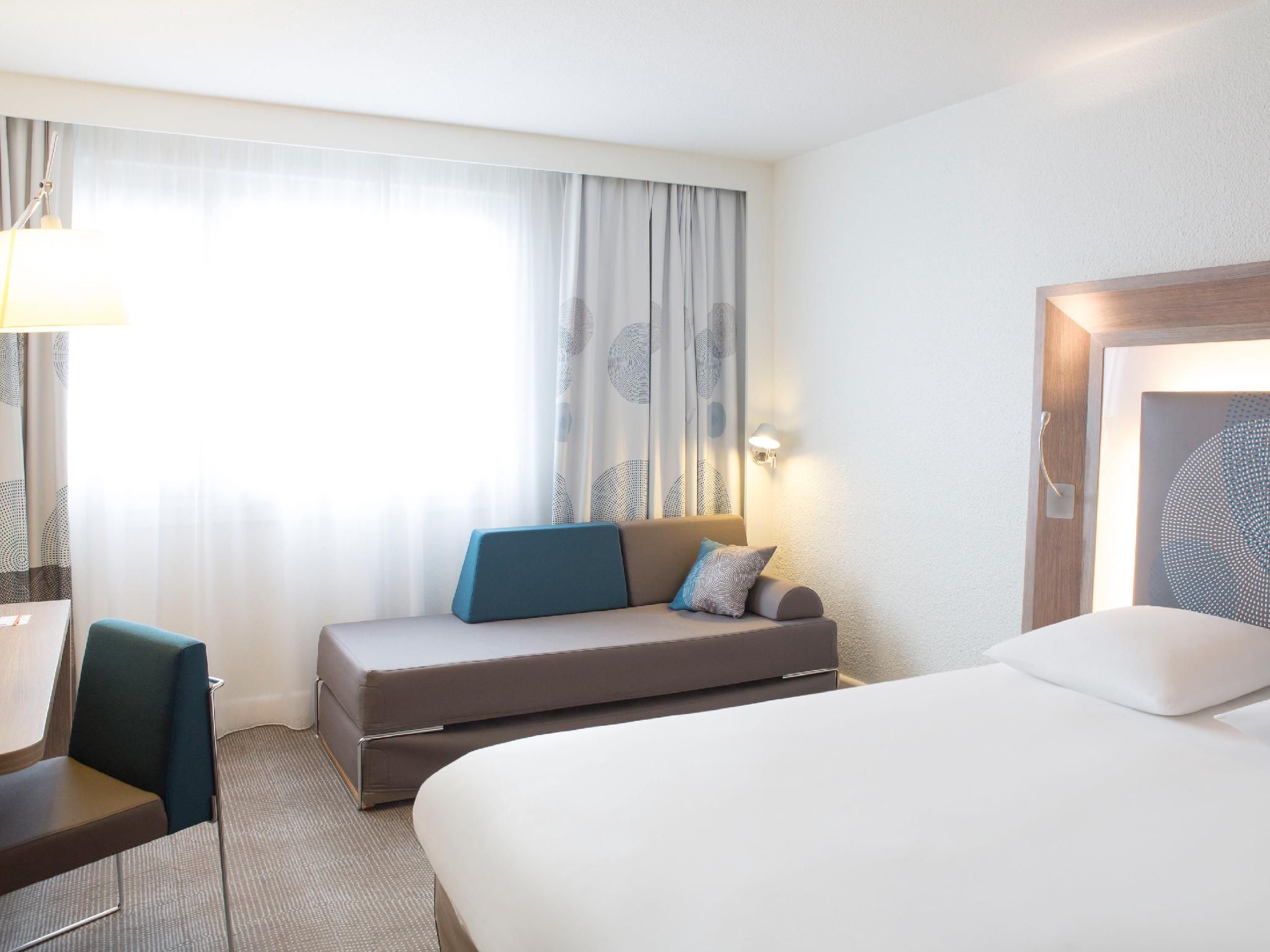Executive Room with view of lake - queen-size b ed and a single sofa bed