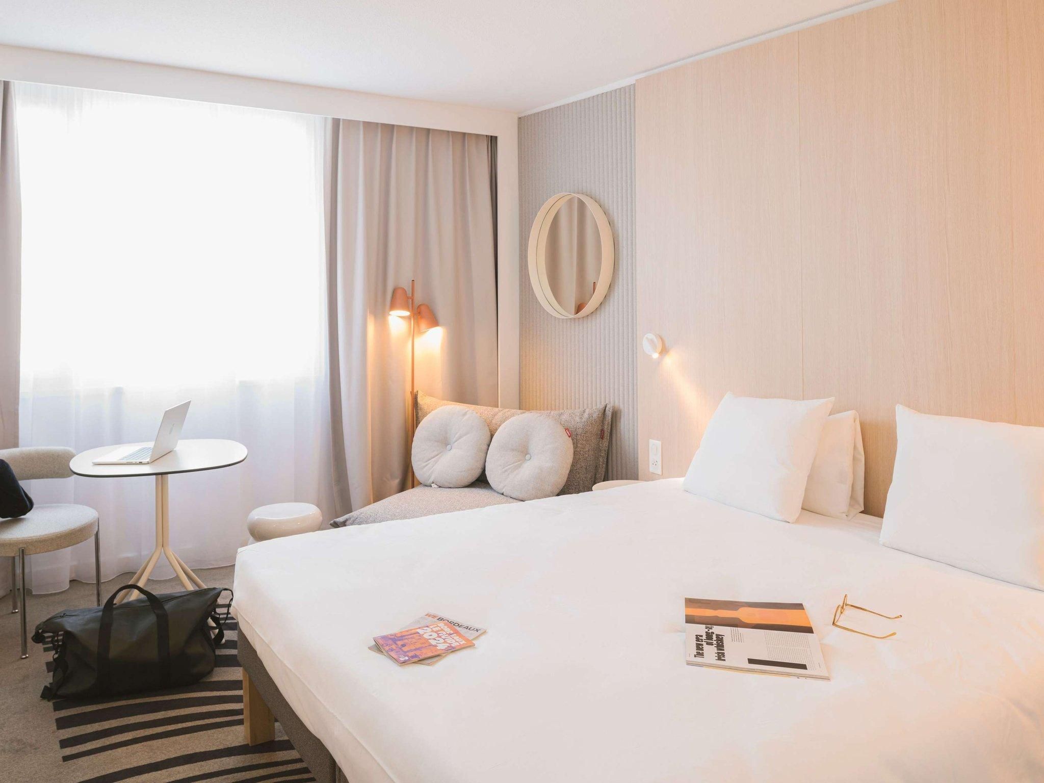 Executive Room with view of the lake - king-siz e bed