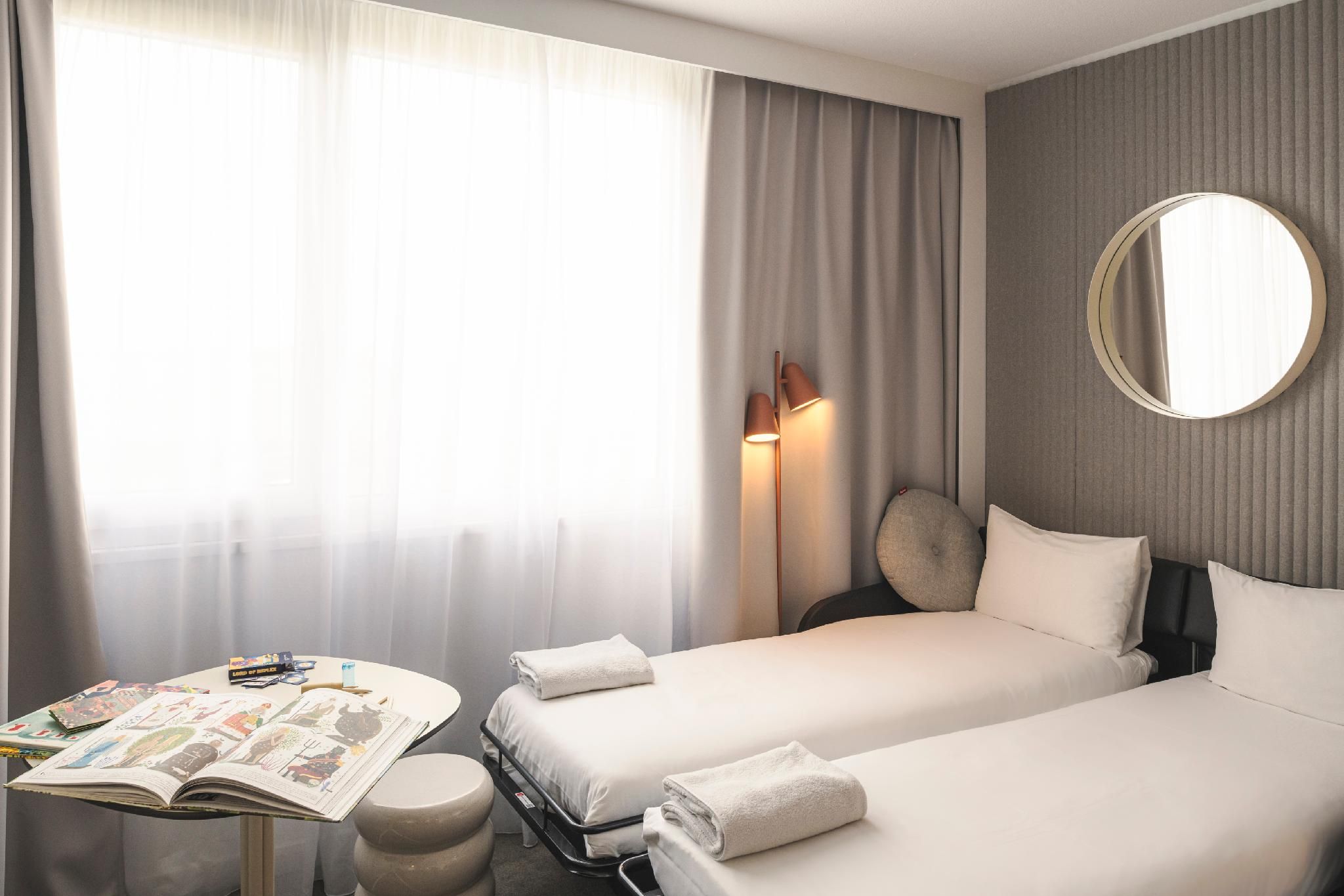 Executive Room with queen-size bed and 2 single couches