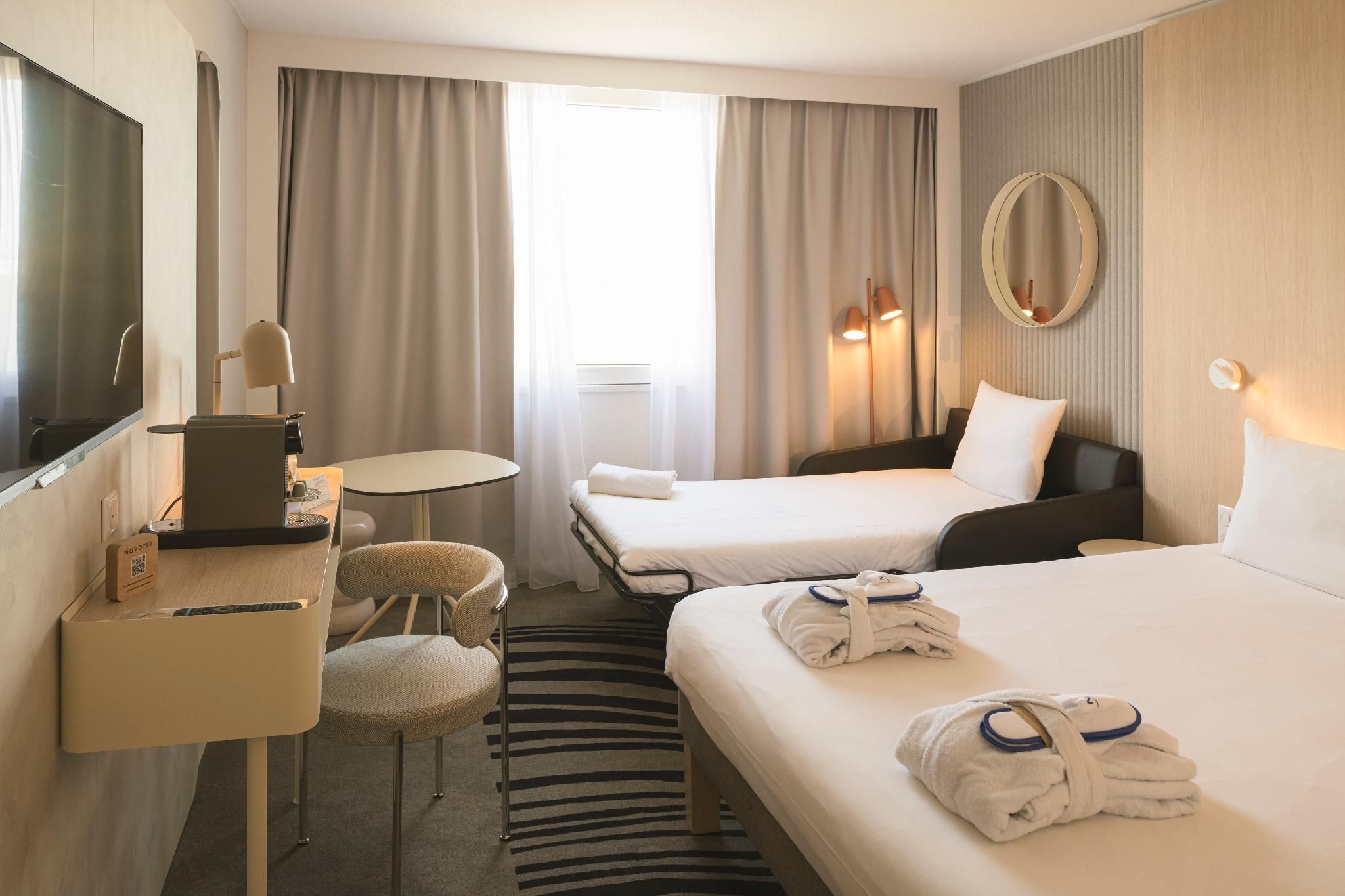 Executive Room with view of the lake - king-siz e bed