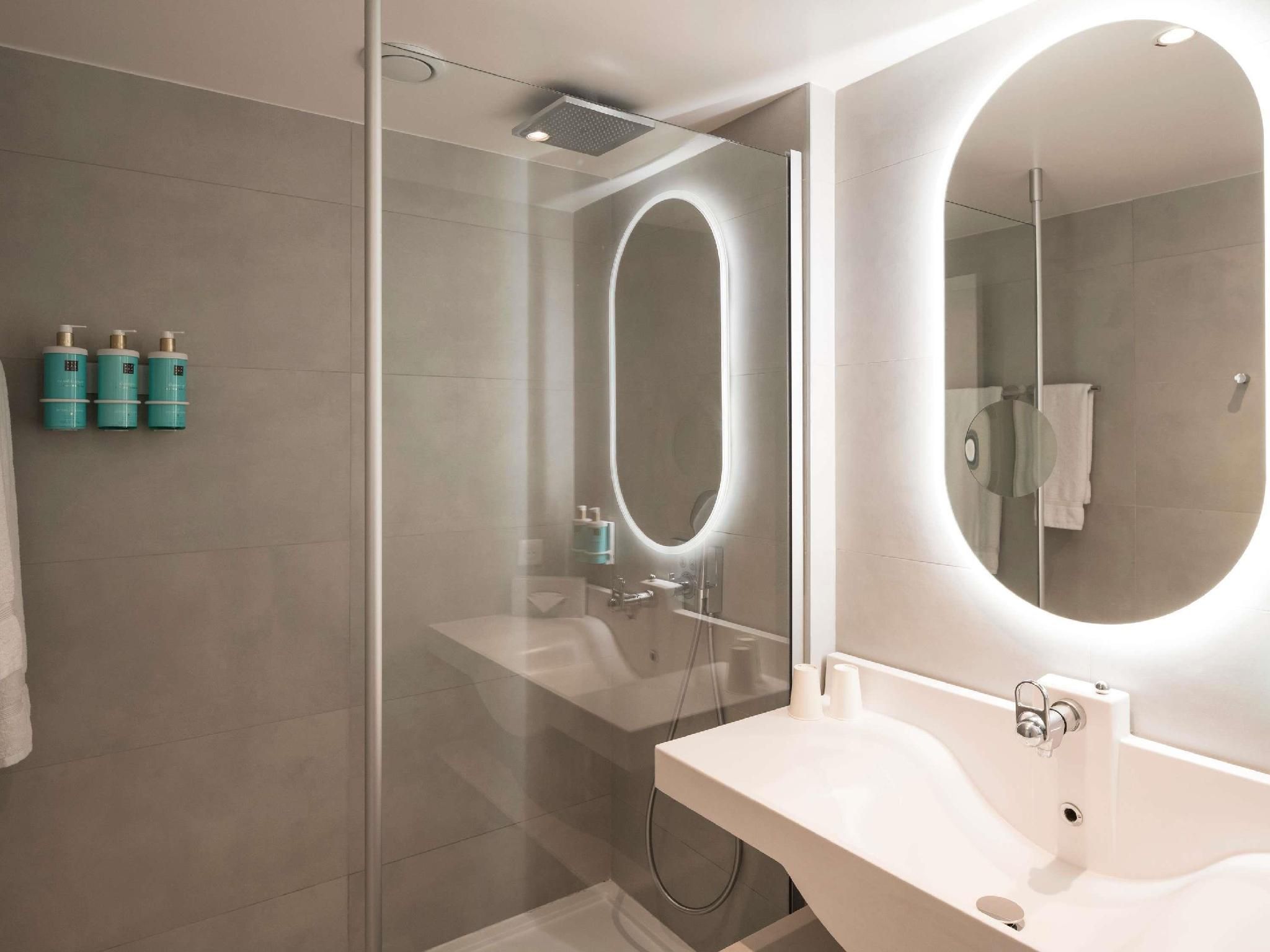 Superior Room - Queen size bed and two single s ofa beds