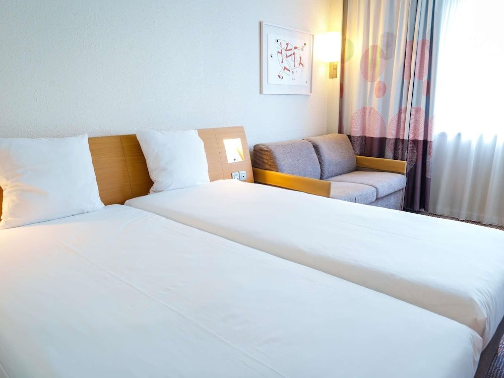 Standard room with 2 single beds and 1 sofa