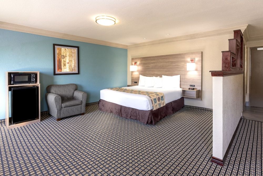 undefined Ramada by Wyndham Houston Intercontinental Airport South 4