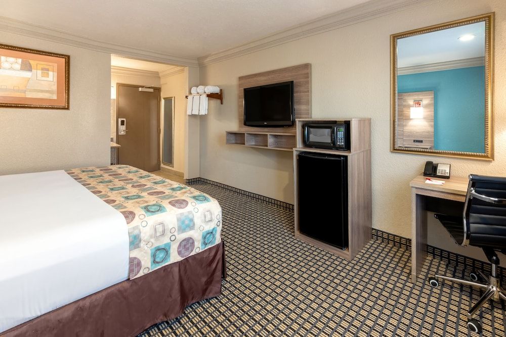Ramada by Wyndham Houston Intercontinental Airport South Room, 1 King Bed, Non Smoking 4