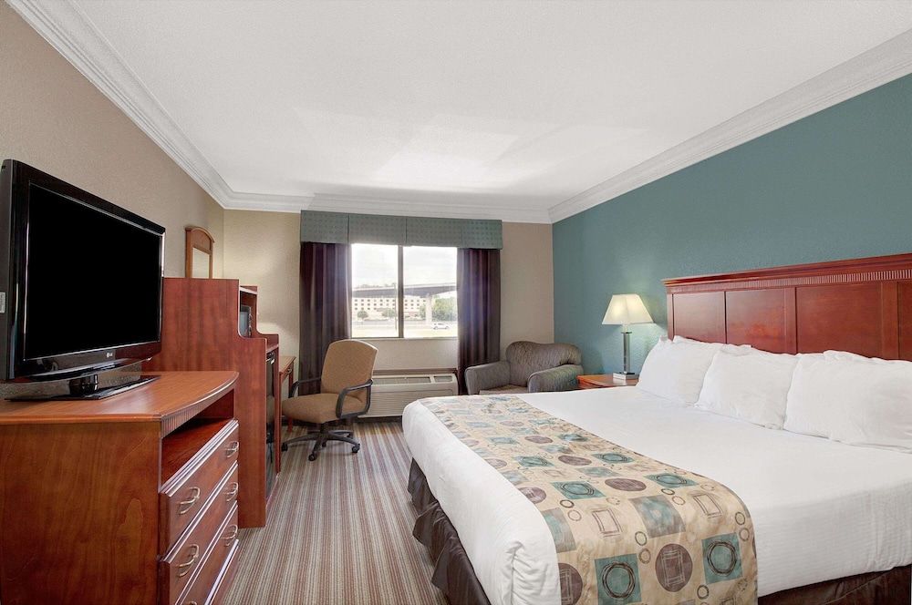 undefined Ramada by Wyndham Houston Intercontinental Airport South 8