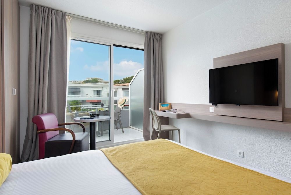 Comfort Room, 1 Queen Bed, Terrace, Poolside