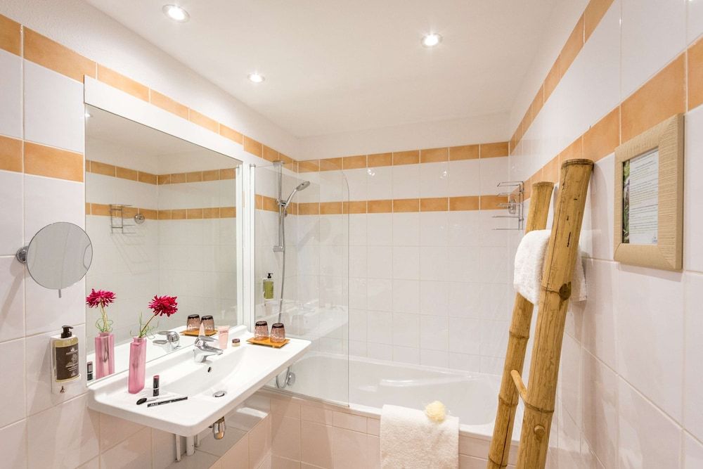 Best Western Plus Hotel La Marina Family Room, 1 Queen Bed, Non Smoking, Poolside 7