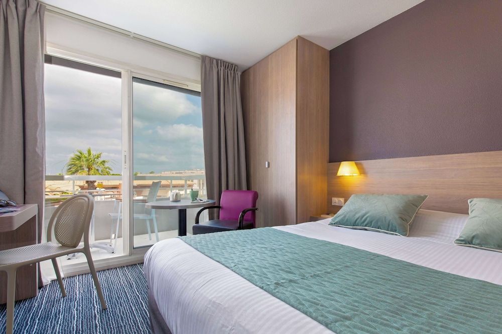 Standard Room, 1 Queen Bed, Non Smoking, Balcony