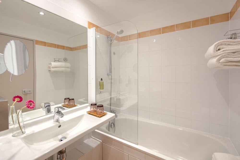 Best Western Plus Hotel La Marina Comfort Room, 2 Twin Beds, Terrace, Poolside 7