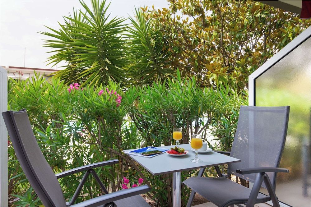 Best Western Plus Hotel La Marina Comfort Room, 2 Twin Beds, Terrace, Poolside 6