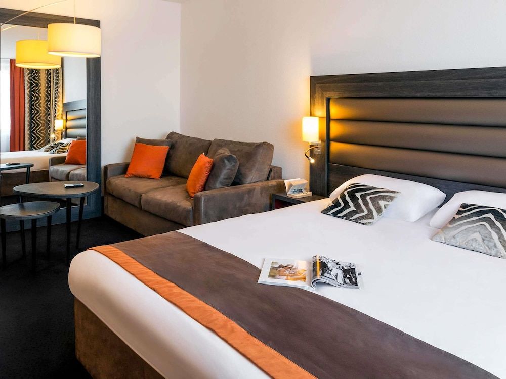 Family Room, 1 King Bed with Sofa bed