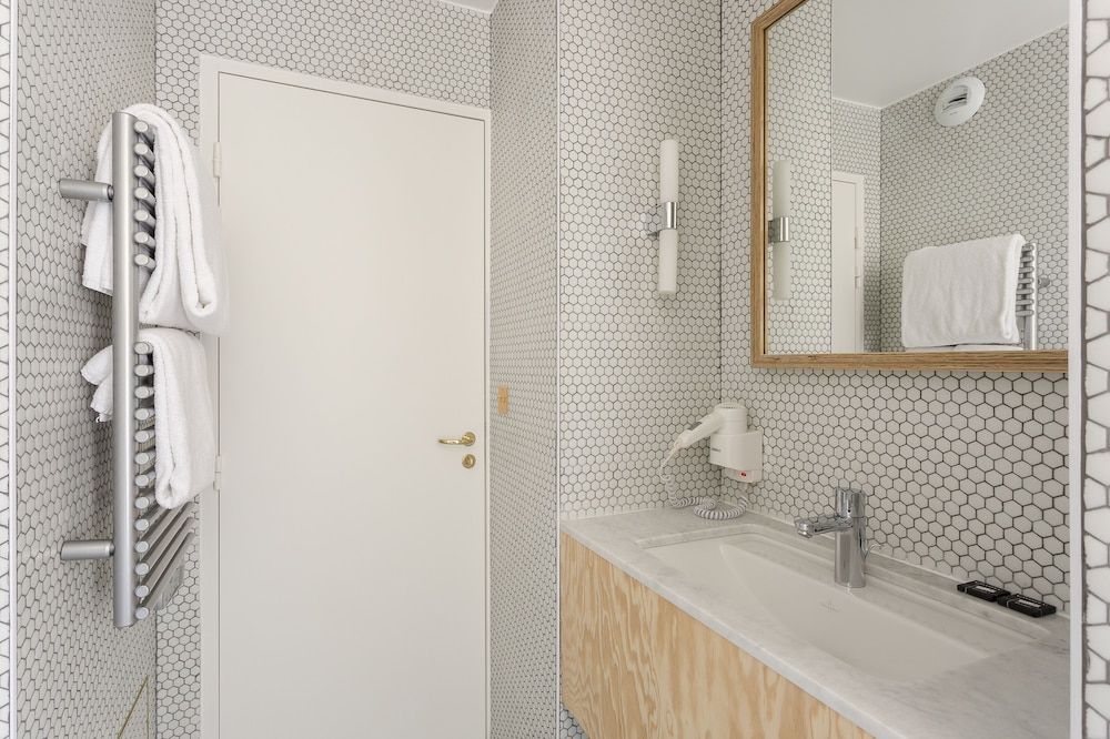 Hôtel Montholon Paris Superior Double or Twin Room 5