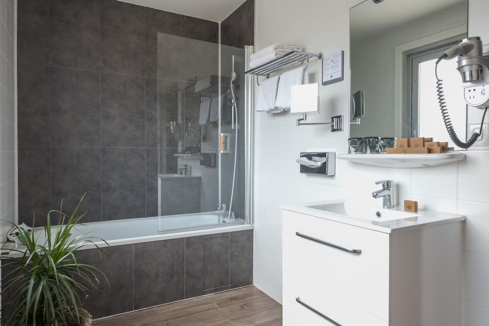 undefined Hôtel Le Richemont 8