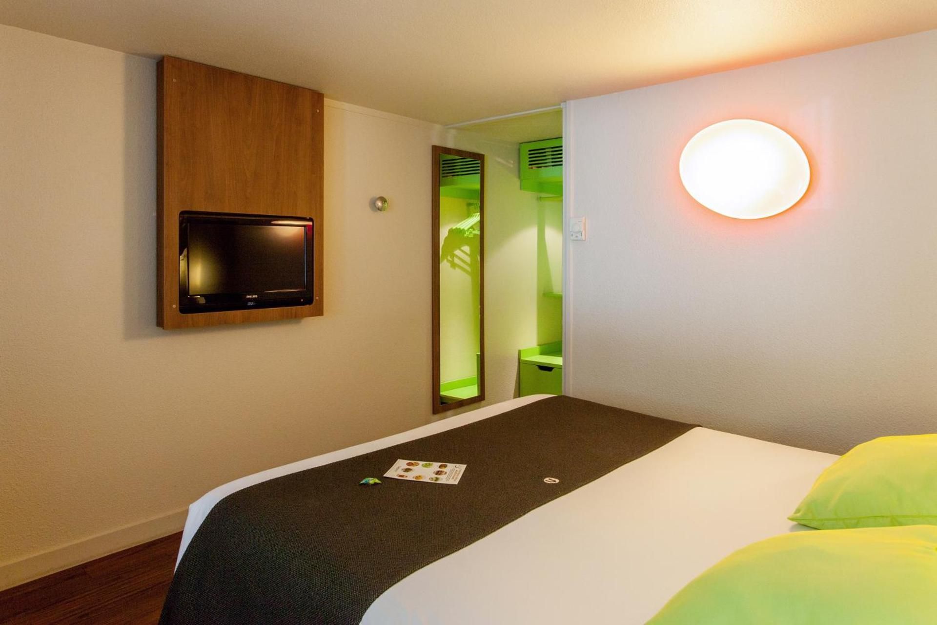 Standard Double Room with One Single Bed - Up to Ten Years