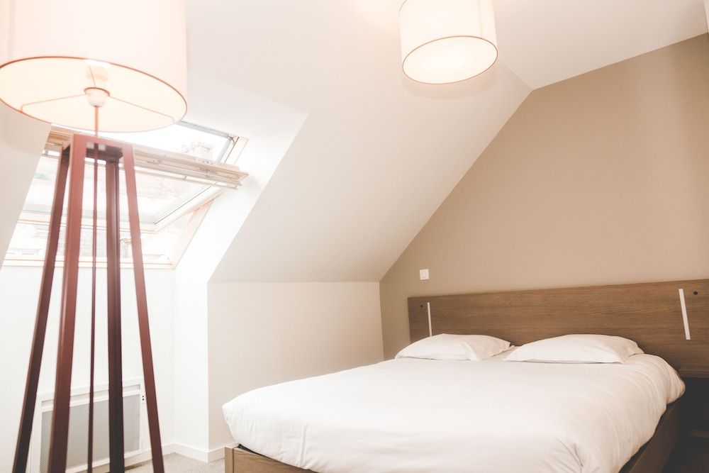 Studio, 1 Queen Bed, Roll-in Shower