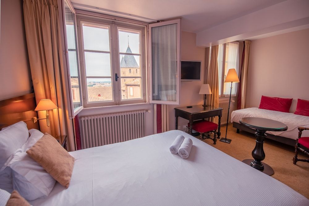 Hôtel Le Donjon - Coeur de la Cité Médiévale Superior Triple Room 2