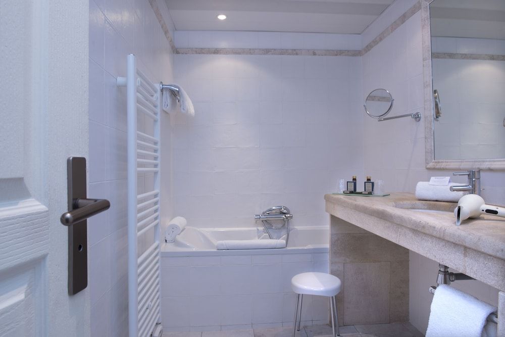 Hôtel Le Donjon - Coeur de la Cité Médiévale Family Room 6