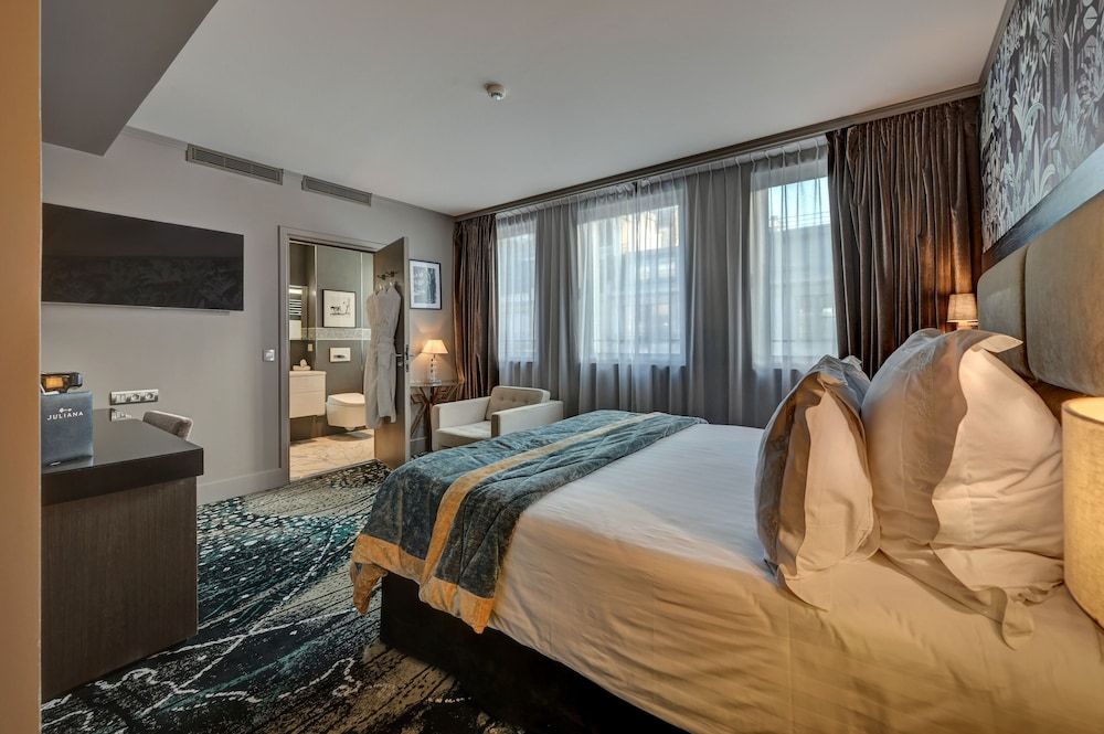 The One Alma Paris Deluxe Room, City View (Deluxe Paris) 4