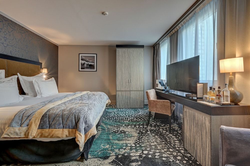 The One Alma Paris Deluxe Room, City View (Deluxe Paris) 5