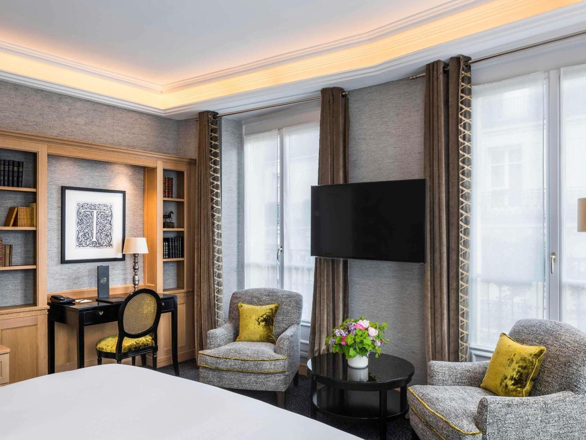 Luxury Junior King Suite with Balcony and Eiffel Tower View