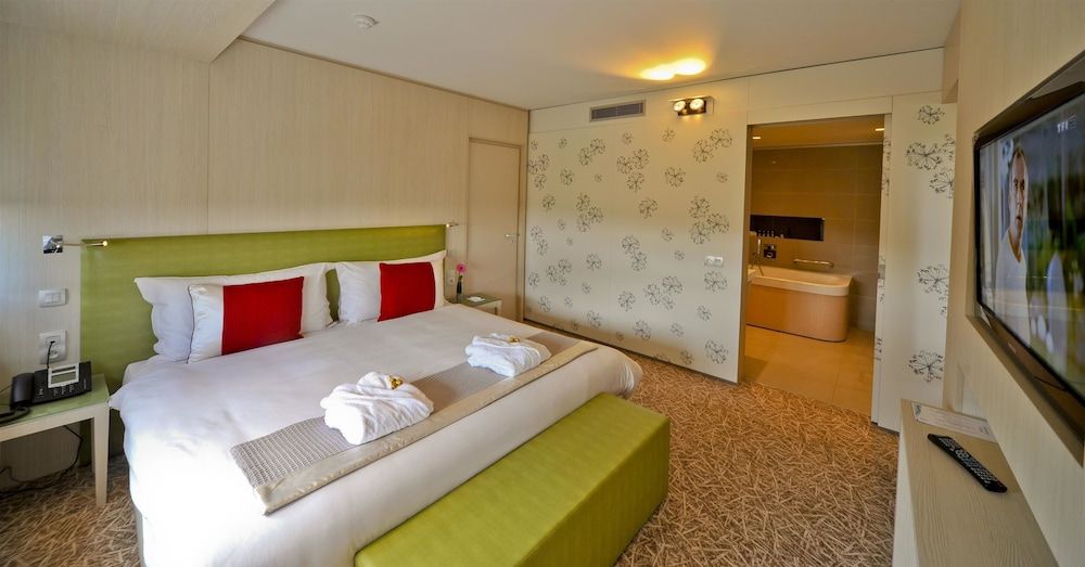 Golden Tulip Amneville - Hotel Spa & Casino Suite, 2 Bedrooms, Bathtub