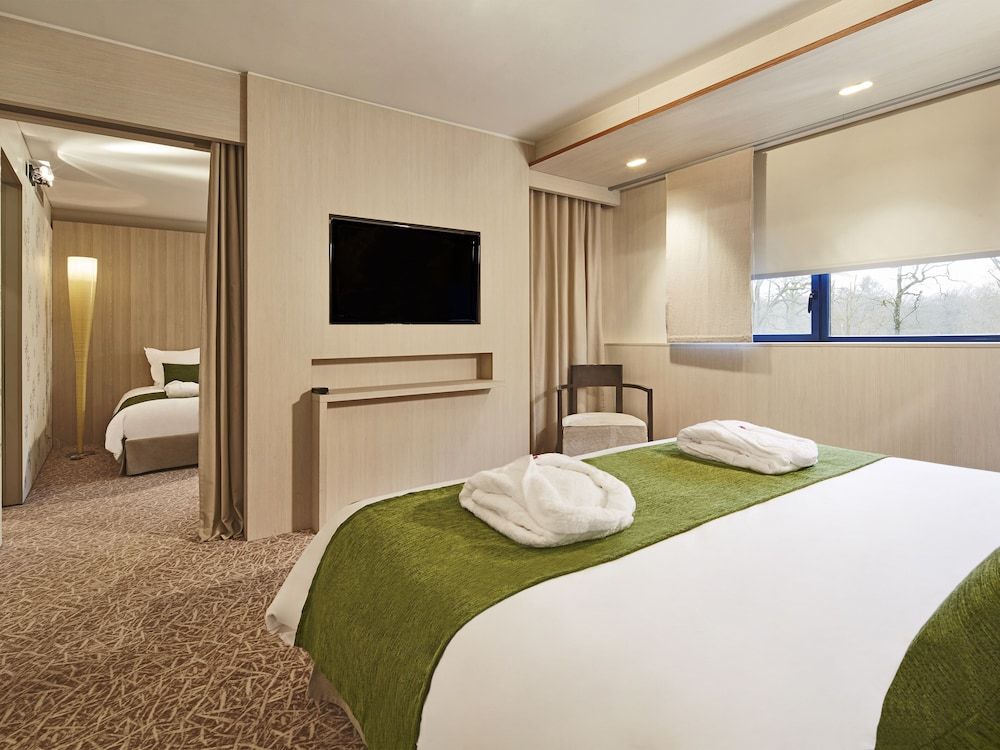 Golden Tulip Amneville - Hotel Spa & Casino Suite, 2 Bedrooms, Bathtub 3