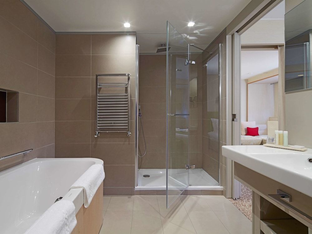 Golden Tulip Amneville - Hotel Spa & Casino Suite, 2 Bedrooms, Bathtub 5