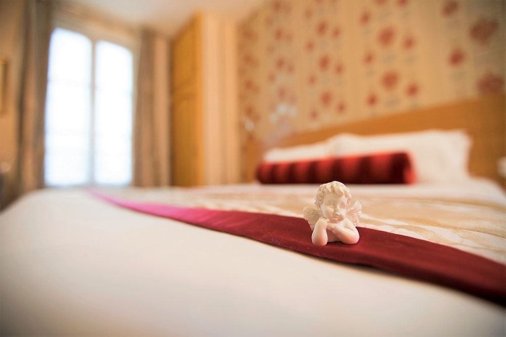 Hotel Romance Malesherbes by Patrick Hayat Double or Twin Room (Chambre Baudelaire) 2