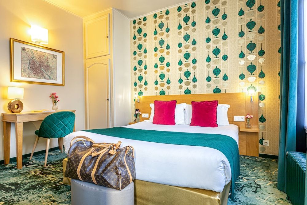 Hotel Romance Malesherbes by Patrick Hayat Double or Twin Room (Chambre Baudelaire) 3