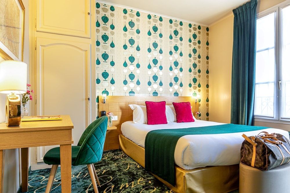 Hotel Romance Malesherbes by Patrick Hayat Double or Twin Room (Chambre Baudelaire) 5