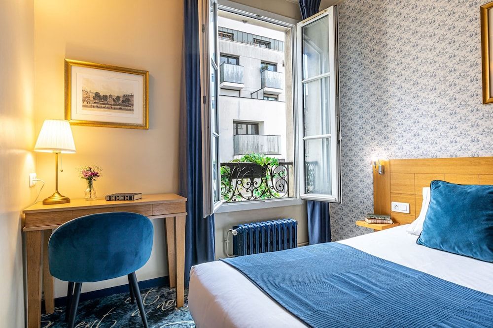 Hotel Romance Malesherbes by Patrick Hayat Double or Twin Room (Chambre Baudelaire) 6