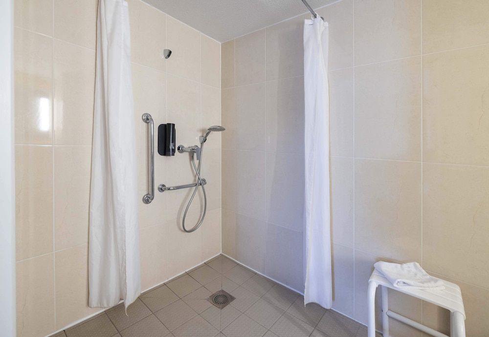 B&B HOTEL Perpignan Sud Porte d'Espagne Handicapped Double Non-Smoking Room 4