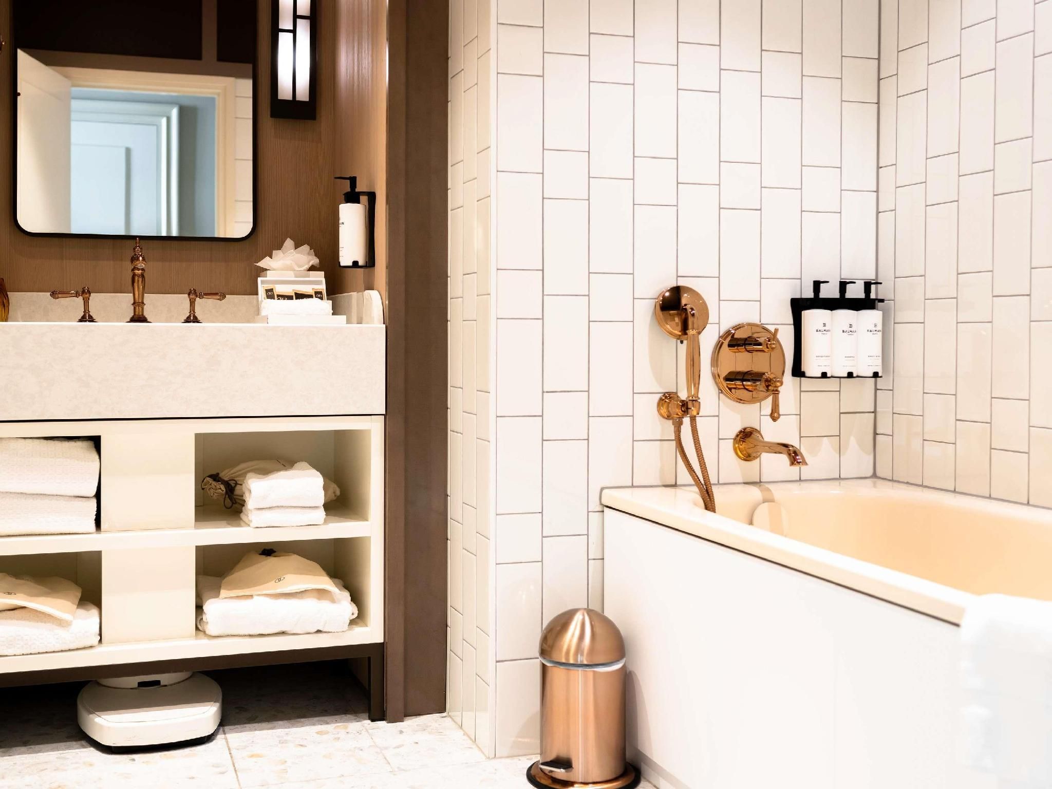 Sofitel Le Scribe Paris Opéra Superior Room, 1 Queen Size Bed, Courtyard View 2