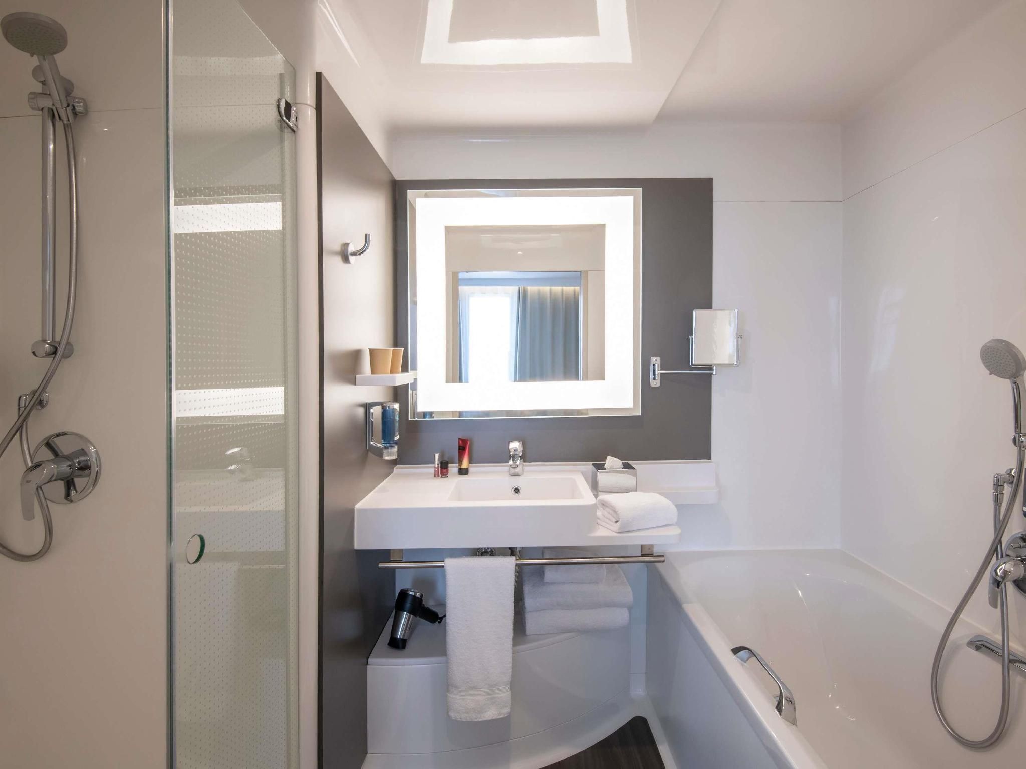 Novotel Suites Nice Airport Studio with kitchenette - 1 double bed and sing le sofa-bed 2