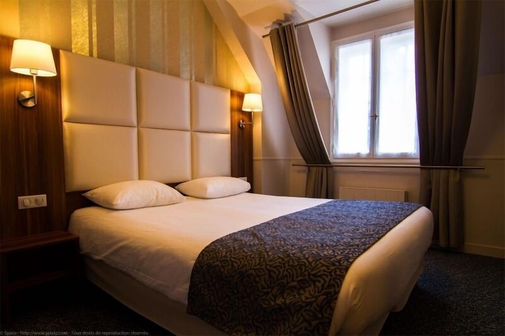 Logis Hotel du Chateau Classic Double Room 2