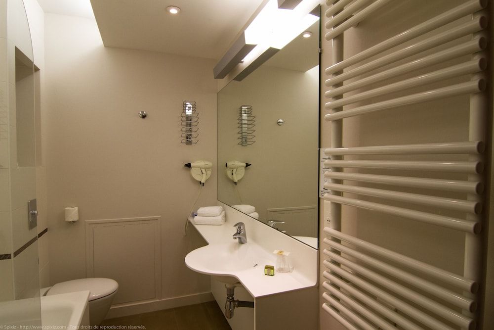 Logis Hotel du Chateau Classic Double Room 4