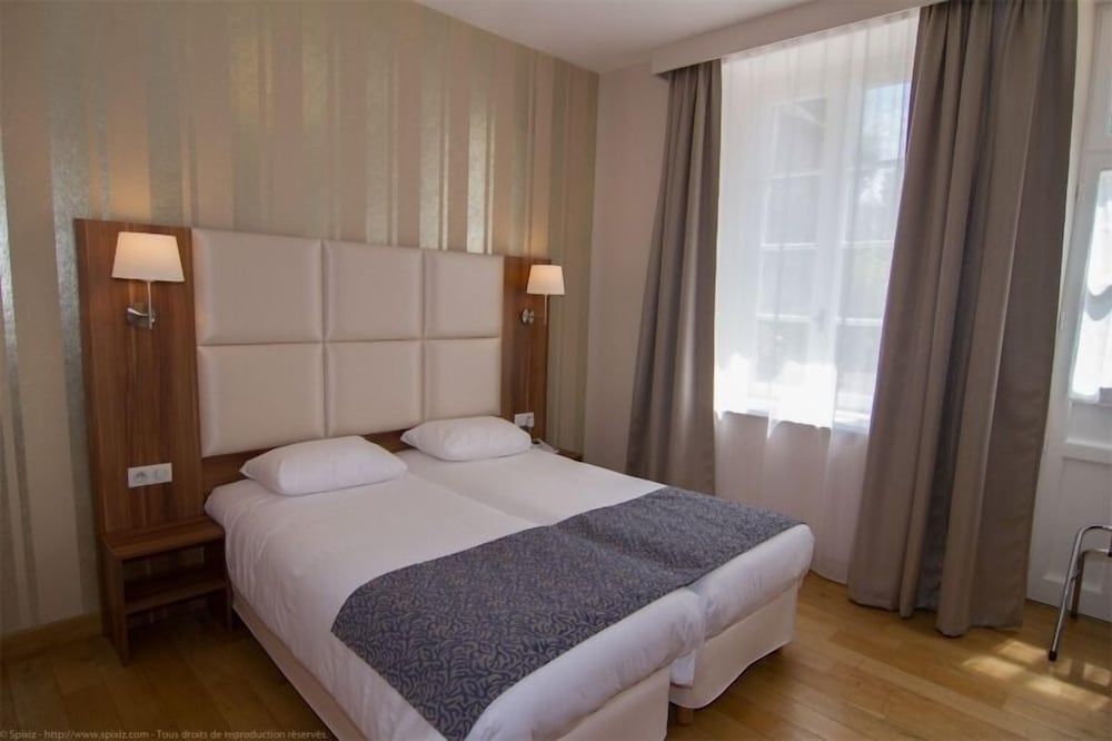 Logis Hotel du Chateau Classic Double Room 3