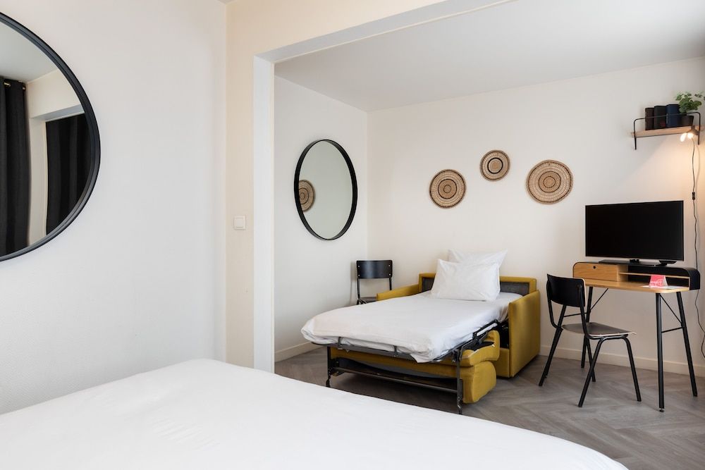undefined Chromatics Hotel & Restaurant The Hill Club by happyculture 10