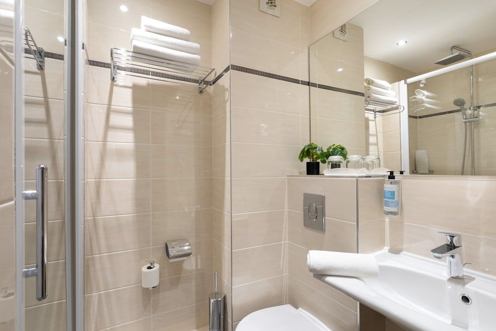 Chromatics Hotel & Restaurant The Hill Club by happyculture Double or Twin Room 9