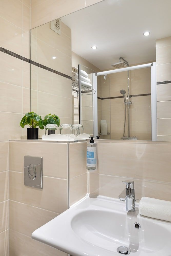 Chromatics Hotel & Restaurant The Hill Club by happyculture Double or Twin Room 10