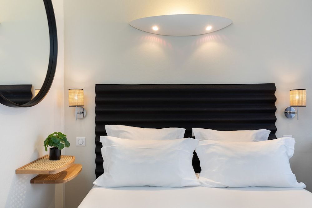 Chromatics Hotel & Restaurant The Hill Club by happyculture Double or Twin Room 4