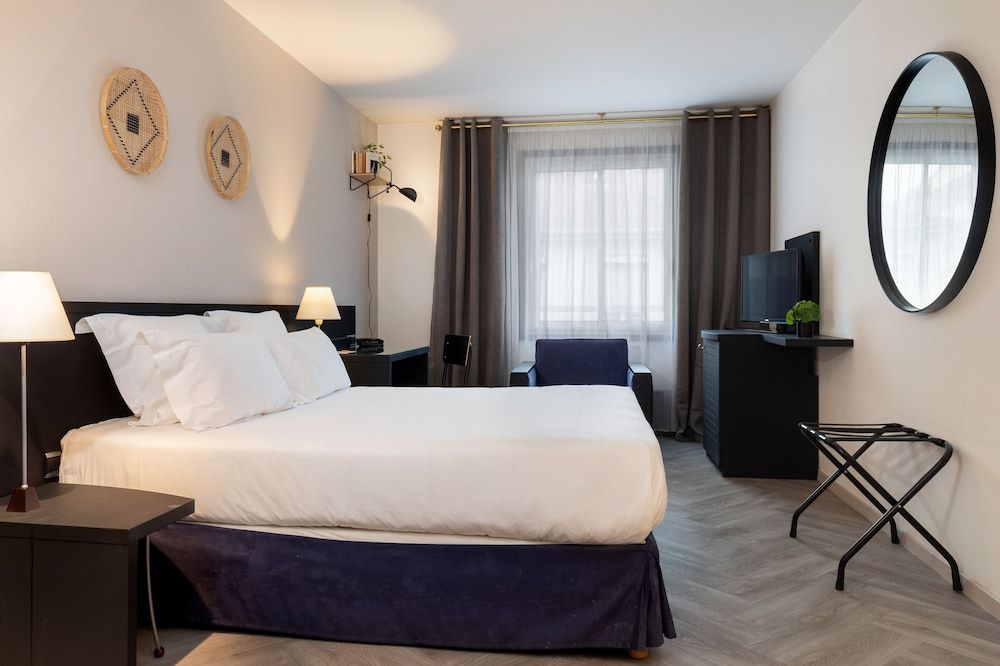 Chromatics Hotel & Restaurant The Hill Club by happyculture
