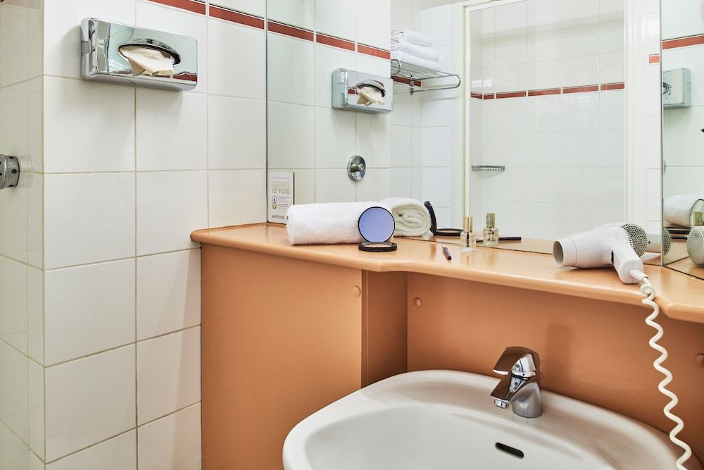 Chromatics Hotel & Restaurant The Hill Club by happyculture Double or Twin Room 8