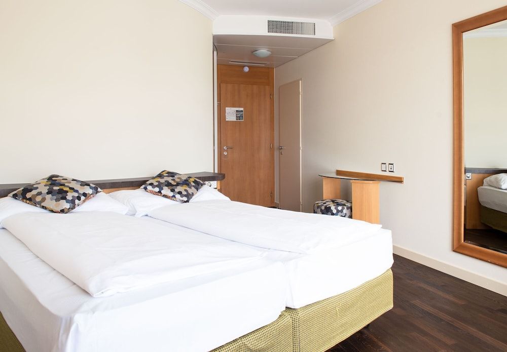 Superior Room with Double or Twin Bed and Lake View and Balcony