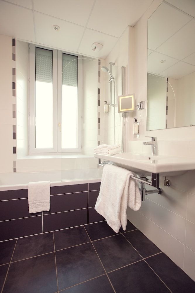 Best Western Plus Hôtel Richelieu Standard Room, 1 Queen Bed 9